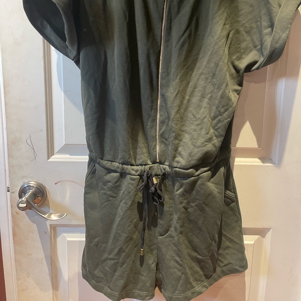 Green short jumper